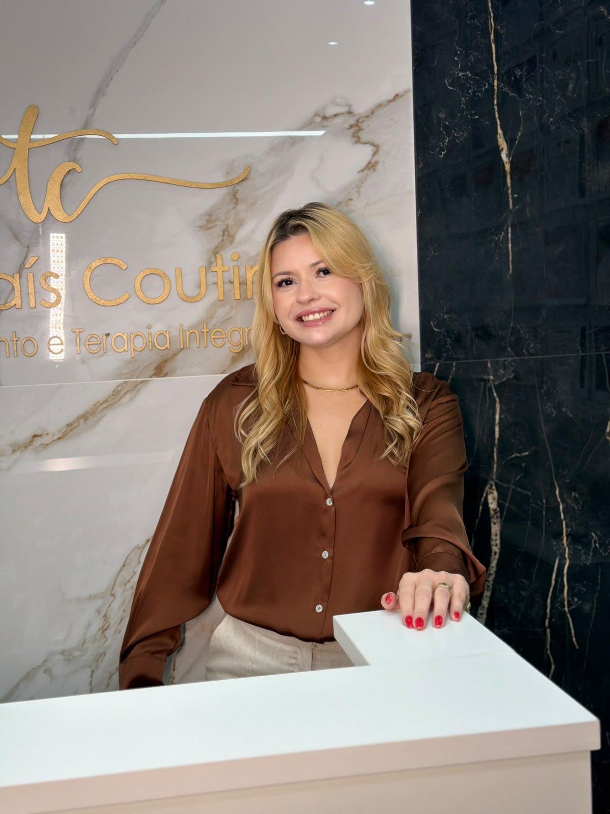 Dra. Thaís Coutinho na recepção da sua clínica de estética